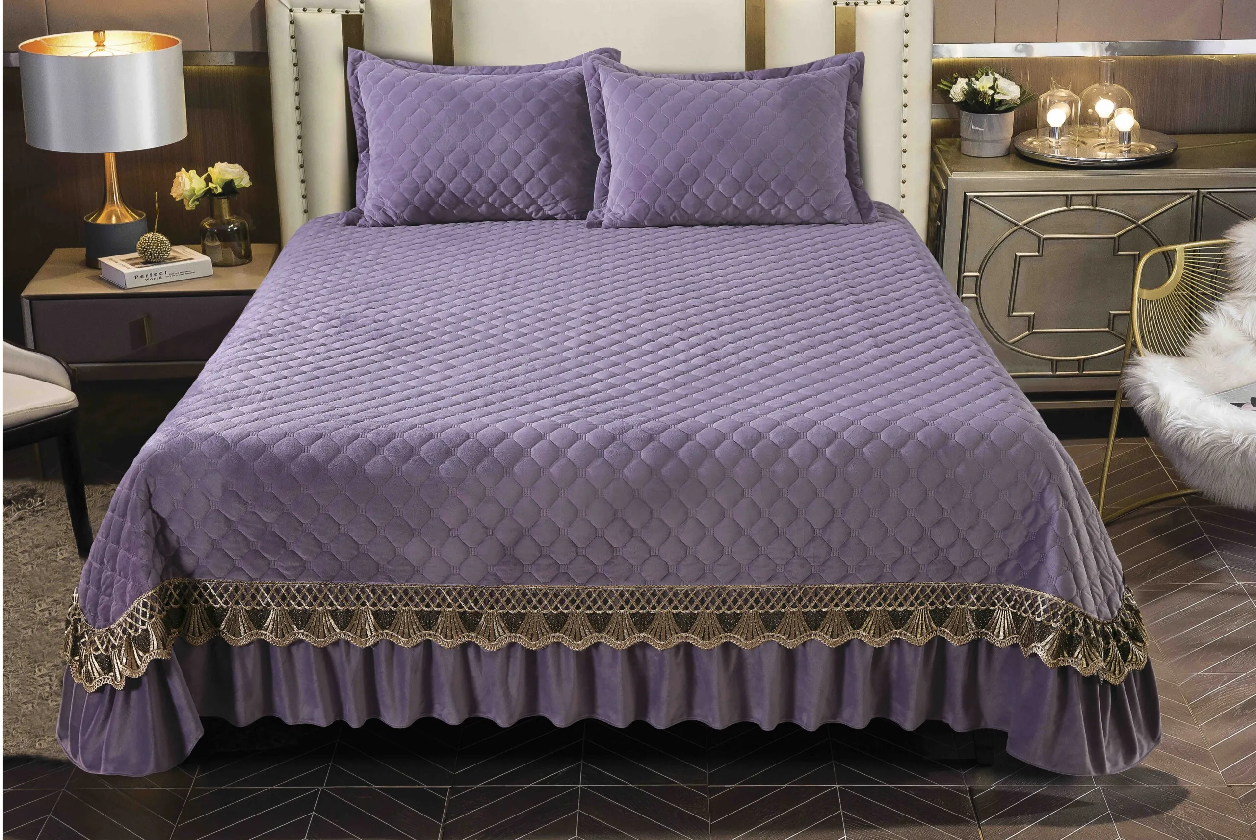 Set Cuvertura catifea 230x250cm 3 piese cu broderie Mov + 2 fete perna Set Cuvertura catifea 230x250cm 3 piese cu broderie Mov + 2 fete perna