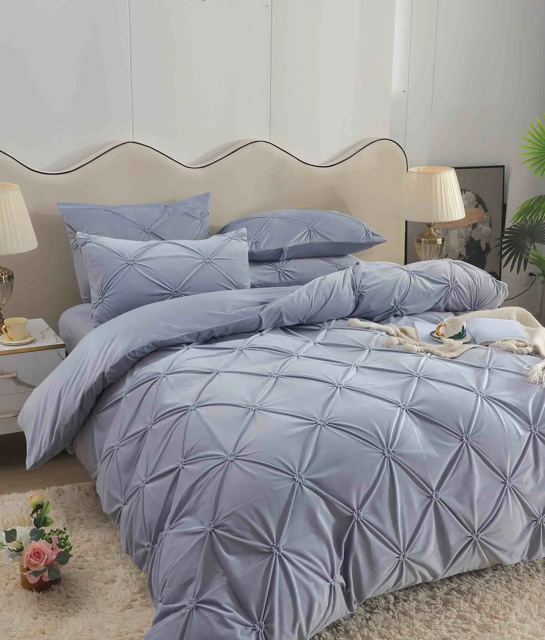 Lenjerie pat dublu din catifea cu pliuri LCP-Gri Lenjerie pat dublu din catifea cu pliuri LCP-Gri