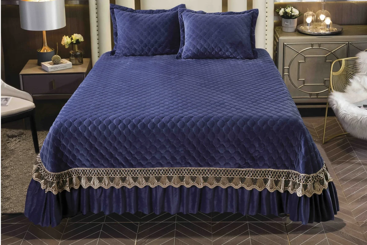 Set Cuvertura catifea 230x250cm 3 piese cu broderie Albastru + 2 fete perna