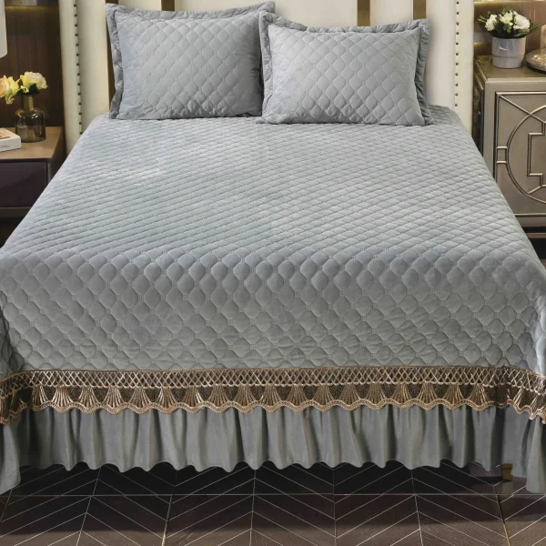 Set Cuvertura catifea 230x250cm 3 piese cu broderie Gri + 2 fete perna