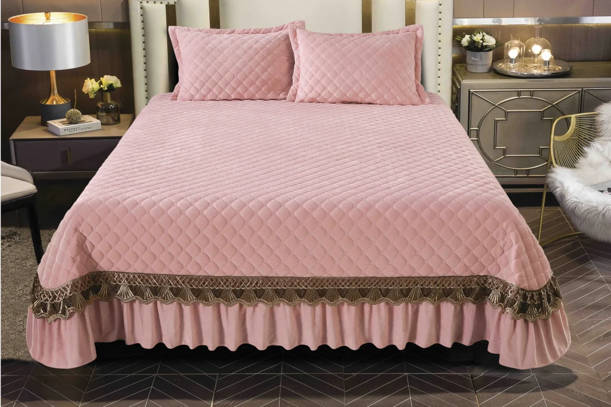 Set Cuvertura catifea 230x250cm 3 piese cu broderie Roz + 2 fete perna