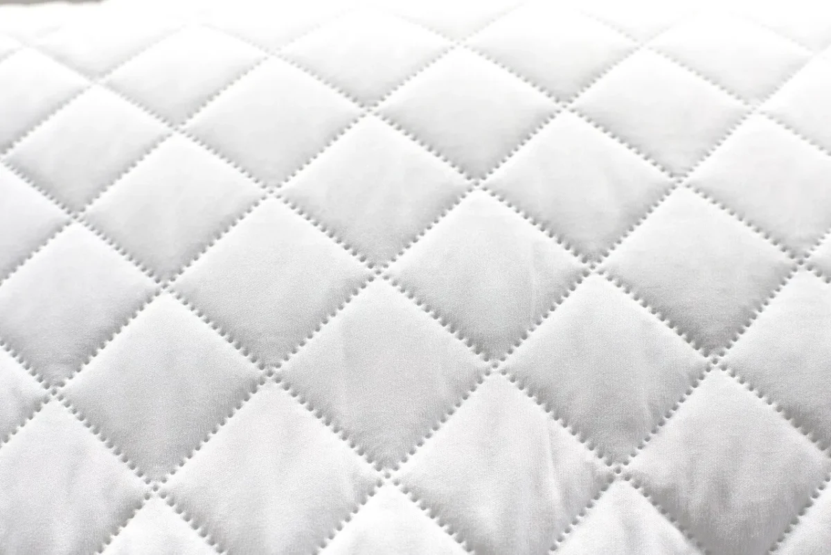 Set pilota matlasata 200x220 + 2 perne microfibra 50x70 Blanche