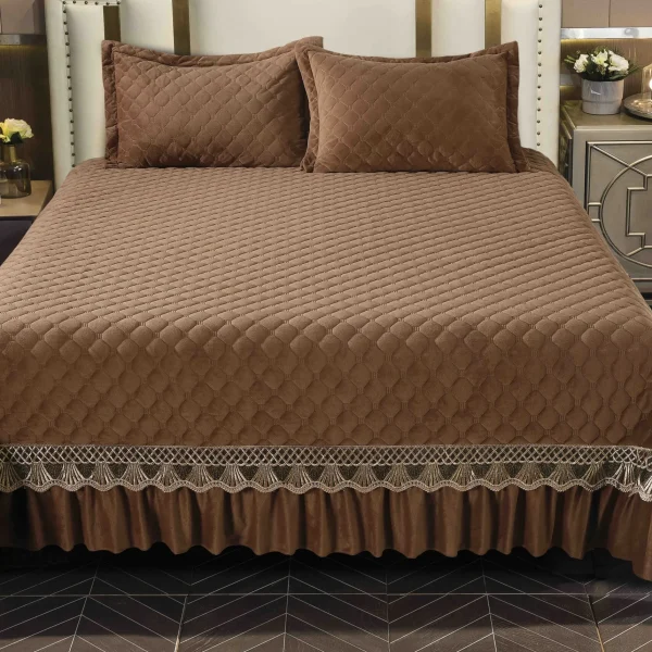 Set Cuvertura catifea 230x250cm 3 piese cu broderie Maro + 2 fete perna