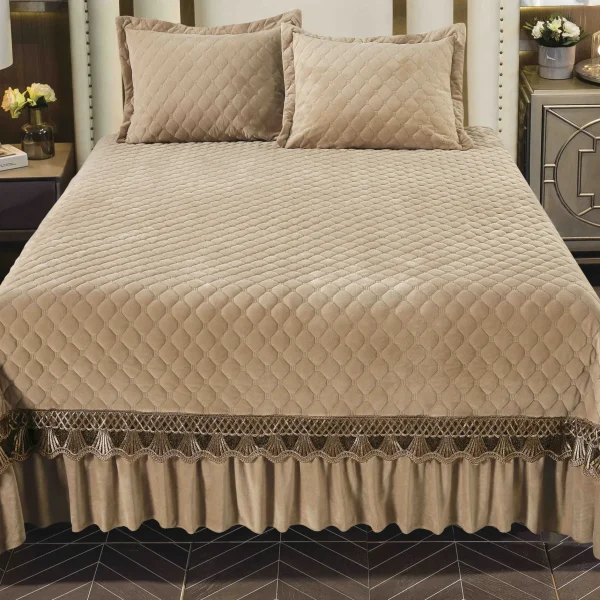 Set Cuvertura catifea 230x250cm 3 piese cu broderie Bej + 2 fete perna