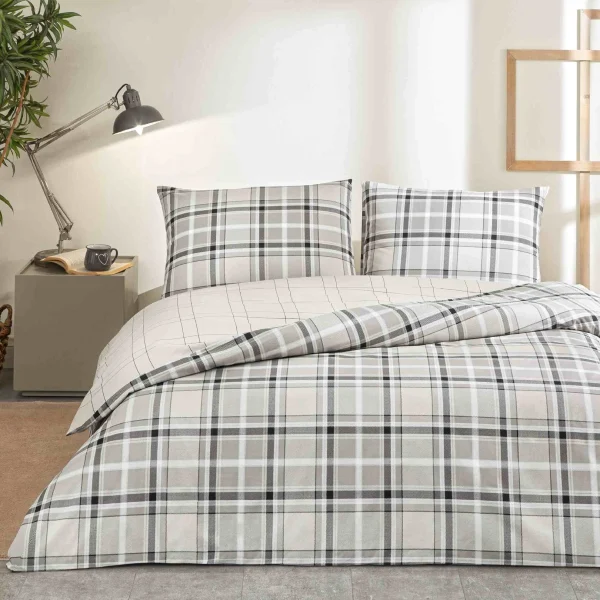 Material Premium: 100% bumbac Ranforce, ce oferă o senzație de confort și moale la atingere, perfect pentru un somn odihnitor. Tratament Antisifonare: Lenjeria este special tratată pentru a preveni formarea cutelor, menținându-se netedă și elegantă în permanență. Design Modern: Cu un aspect contemporan, lenjeria se integrează perfect în orice decor, aducând un plus de stil și rafinament. Durabilitate: Fibrele rezistente de bumbac Ranforce asigură o durabilitate crescută, păstrând culorile vii și strălucitoare chiar și după numeroase spălări. Dimensiuni Generoase: Cearșaf pentru pilotă de 200 x 220 cm, două fețe de pernă de 50 x 70 cm și cearșaf cu elastic de 160 x 200 cm, potrivit pentru saltele de 140×200 cm și 160×200 cm. Îngrijire Ușoară: Se spală la 40 de grade Celsius, fără a utiliza înălbitori sau detergenți care conțin înălbitori, și se poate călca la temperaturi înalte pentru a menține aspectul optim.