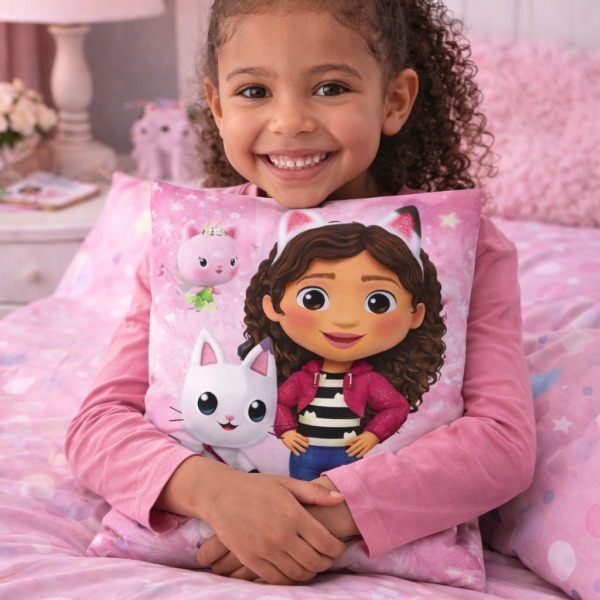Pernă decorativa imprimata Gabby's Dollhouse Happiness-licentiata 40×40 cm